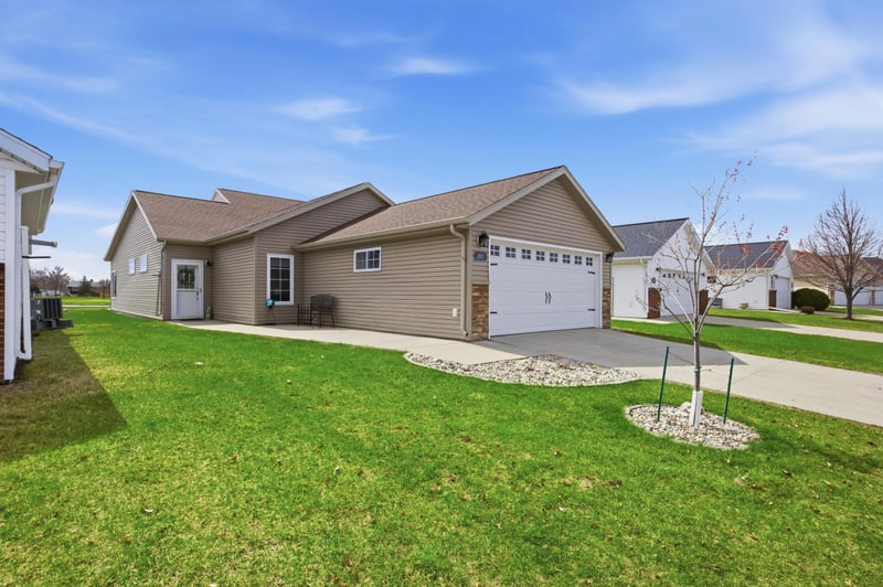 2817 35th St S, Moorhead, MN 56560
