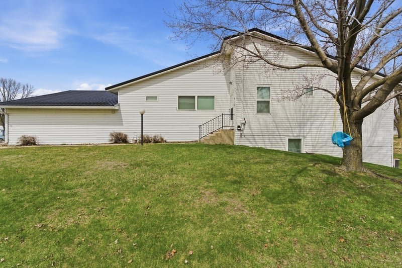 916 Armstrong Blvd N, Saint James, MN 56081
