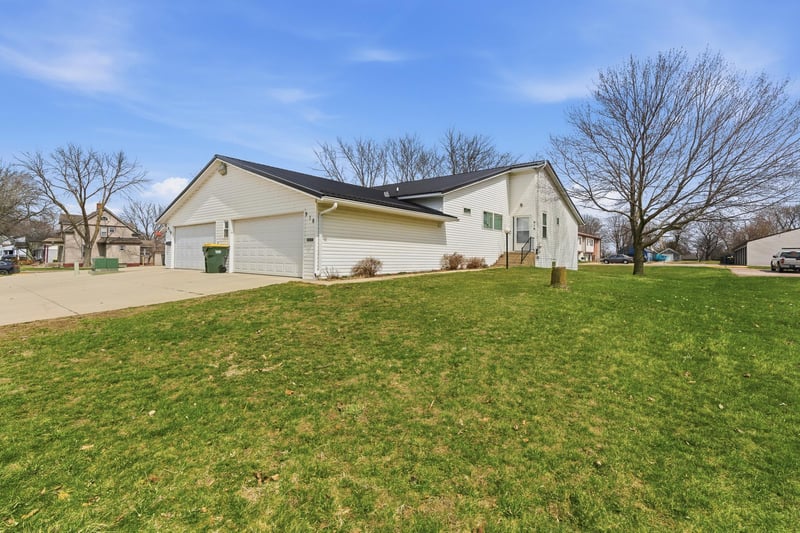916 Armstrong Blvd N, Saint James, MN 56081
