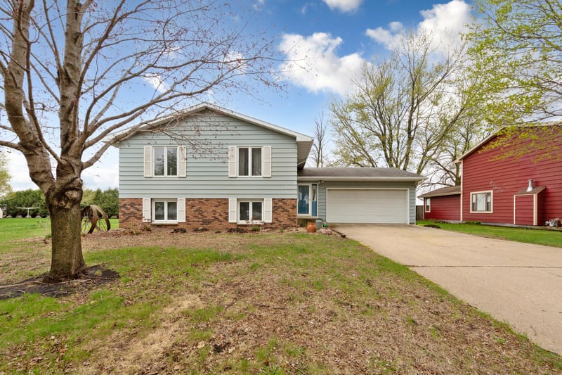 168 10th St SE, Wells, MN 56097