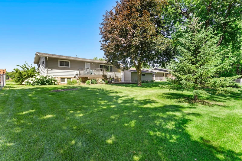 835 Harrington St SW, Hutchinson, MN 55350