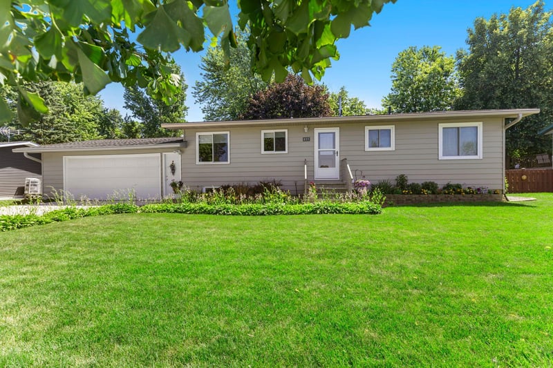 835 Harrington St SW, Hutchinson, MN 55350