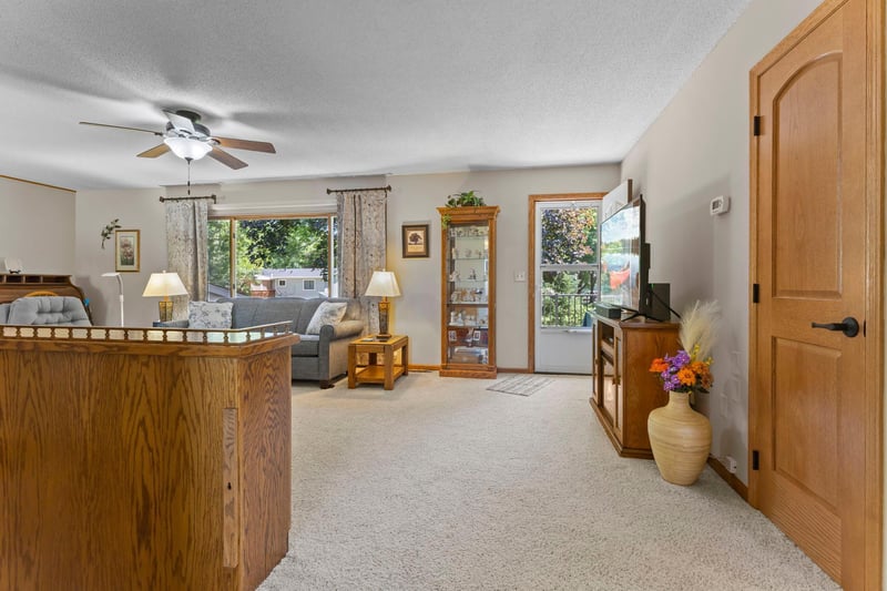 835 Harrington St SW, Hutchinson, MN 55350
