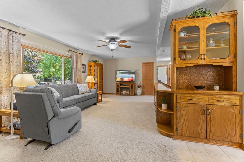 835 Harrington St SW, Hutchinson, MN 55350