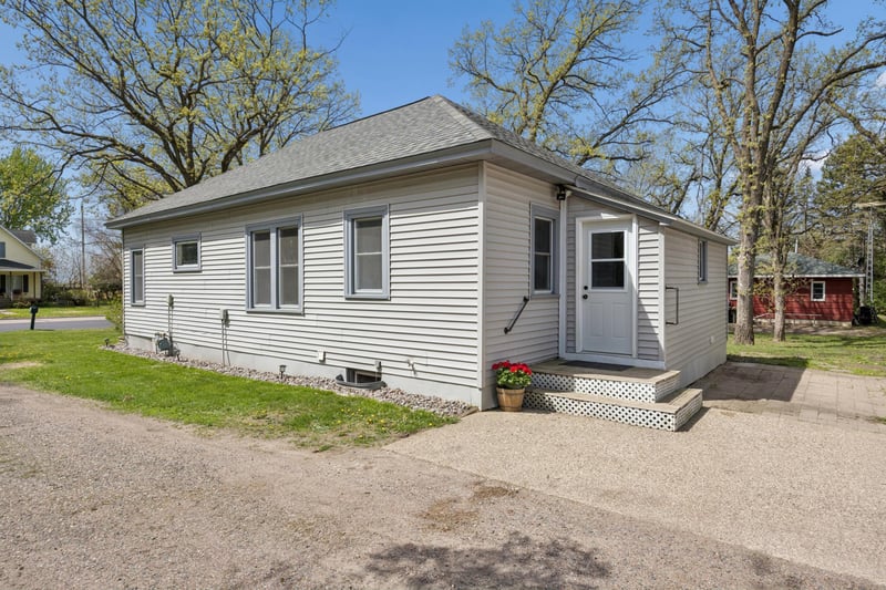 621 Hazel Ave E, Kimball, MN 55353