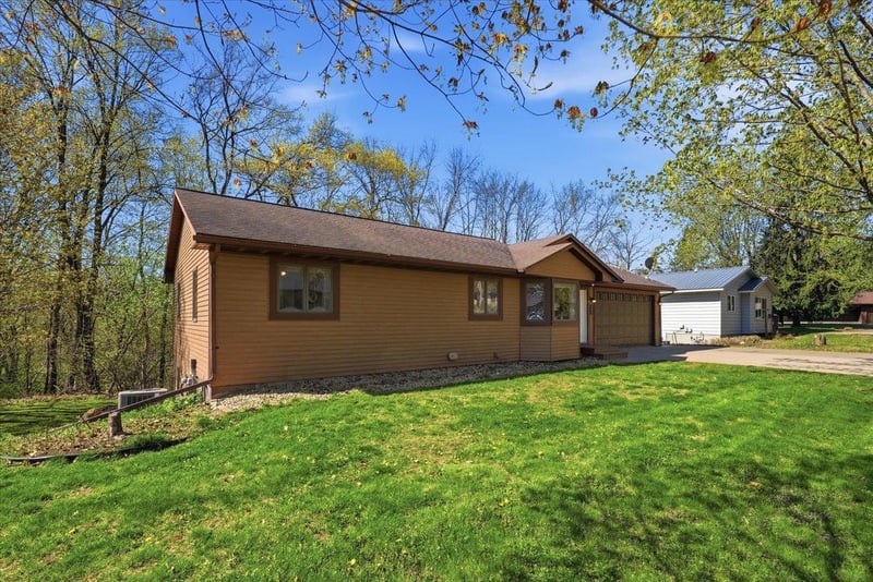 269 E Sunset Ln, Ellsworth, WI 54011