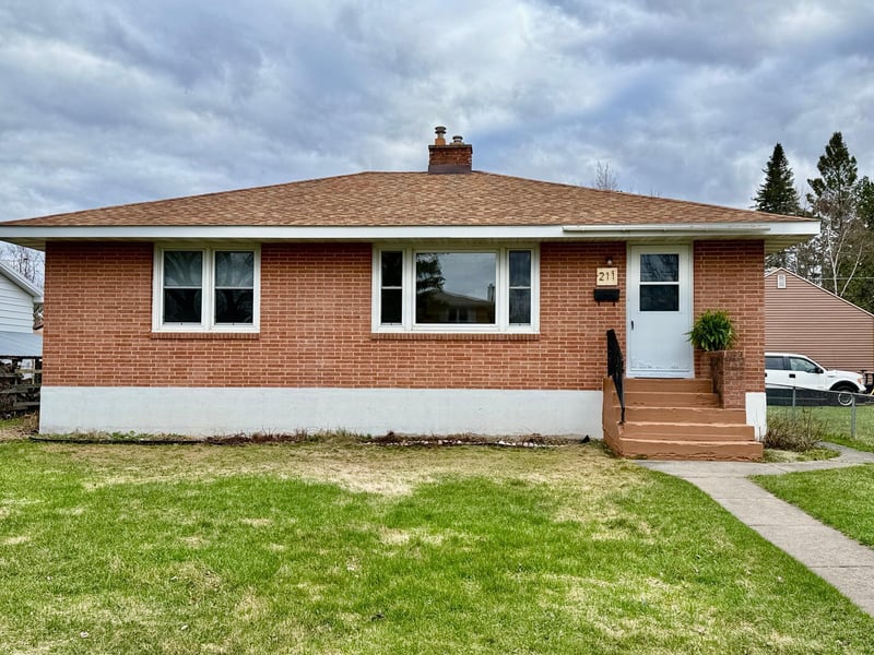 211 10th St NW, Chisholm, MN 55719
