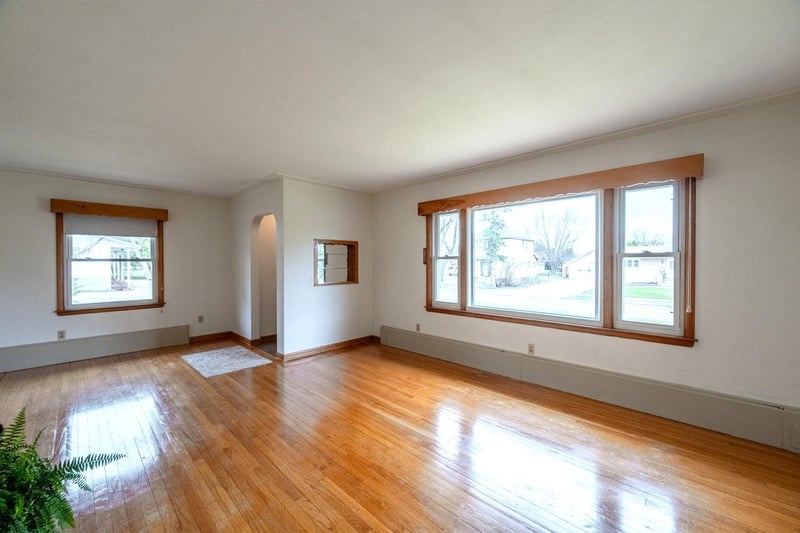211 10th St NW, Chisholm, MN 55719