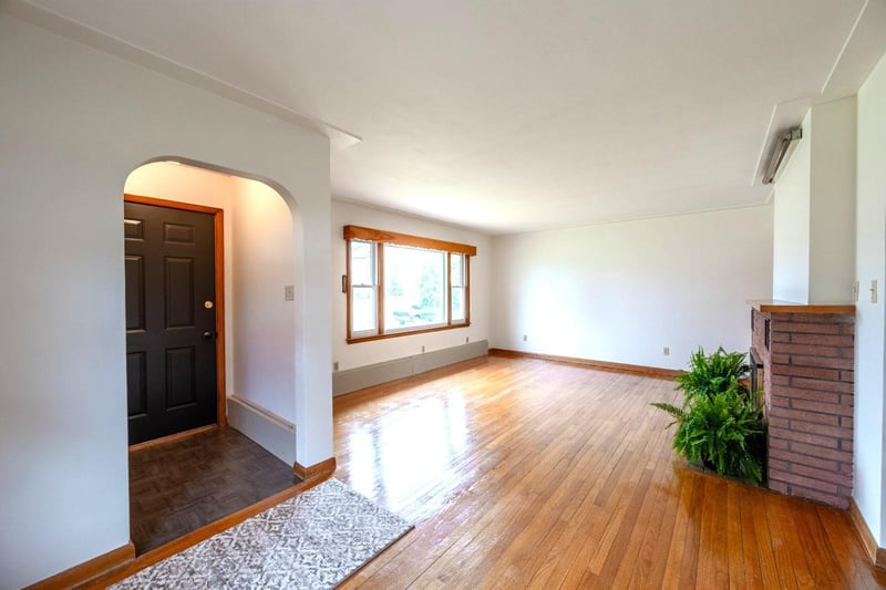 211 10th St NW, Chisholm, MN 55719