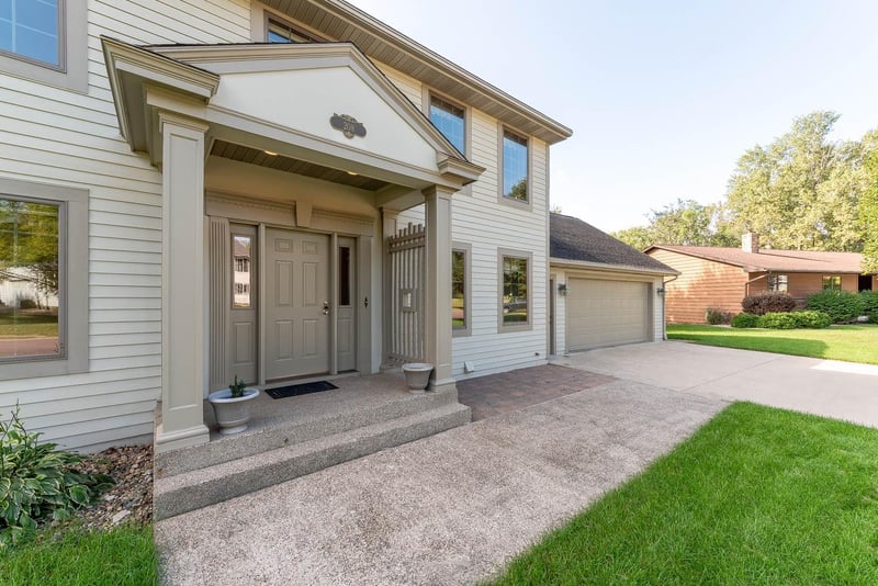 208 Chancery Ln, Mankato, MN 56001