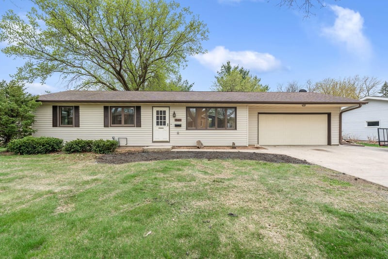 349 13th St SW, Owatonna, MN 55060