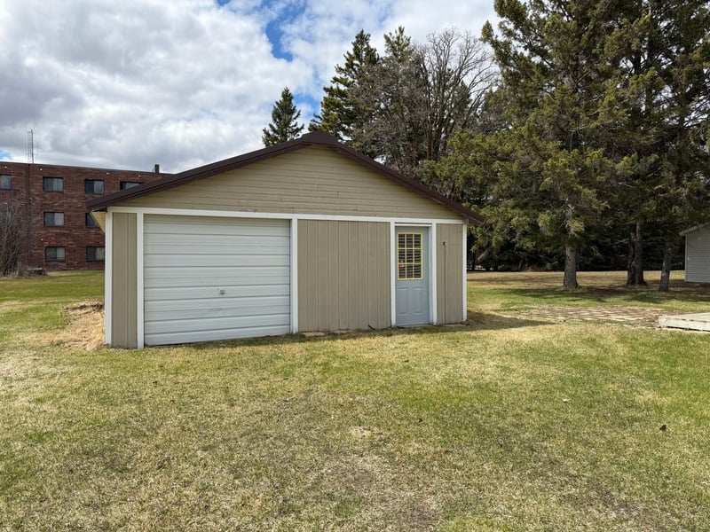 619 2nd Ave SE, Roseau, MN 56751