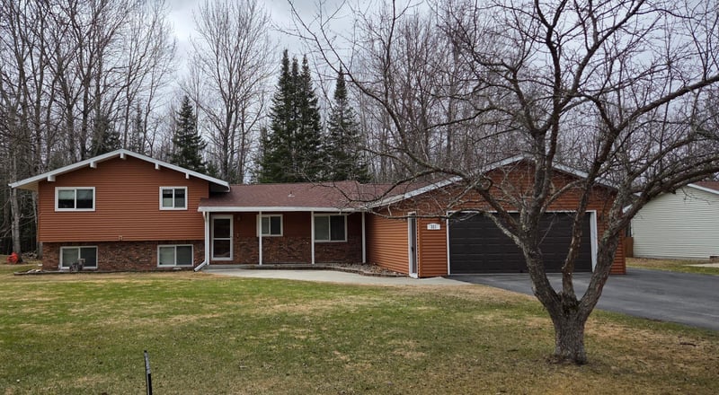 321 Shorewood Dr, International Falls, MN 56649