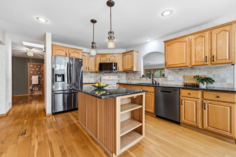 15 Anemone Cir, North Oaks, MN 55127