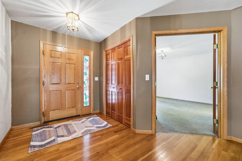 15 Anemone Cir, North Oaks, MN 55127