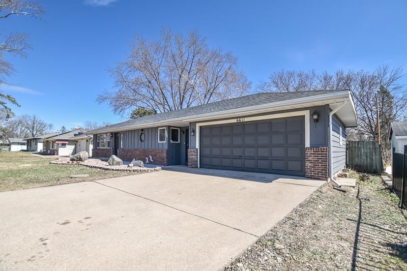 6611 Mckinley St NE, Fridley, MN 55432