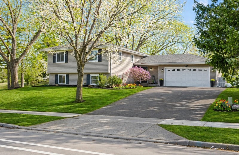 2946 Mcknight Rd N, Maplewood, MN 55109