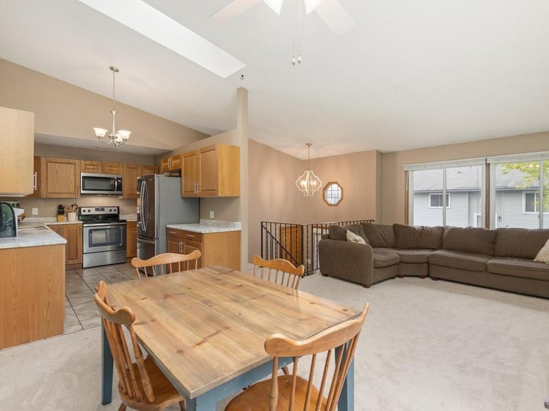 1312 Deercliff Ln, Eagan, MN 55123