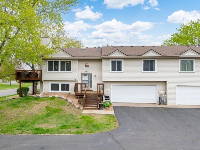 1312 Deercliff Ln, Eagan, MN 55123