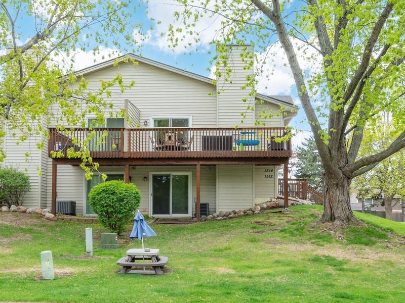 1312 Deercliff Ln, Eagan, MN 55123