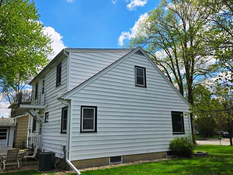 421 2nd St SW, New Richland, MN 56072