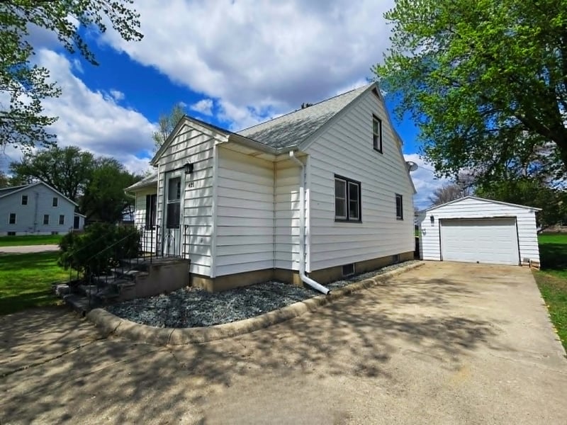 421 2nd St SW, New Richland, MN 56072
