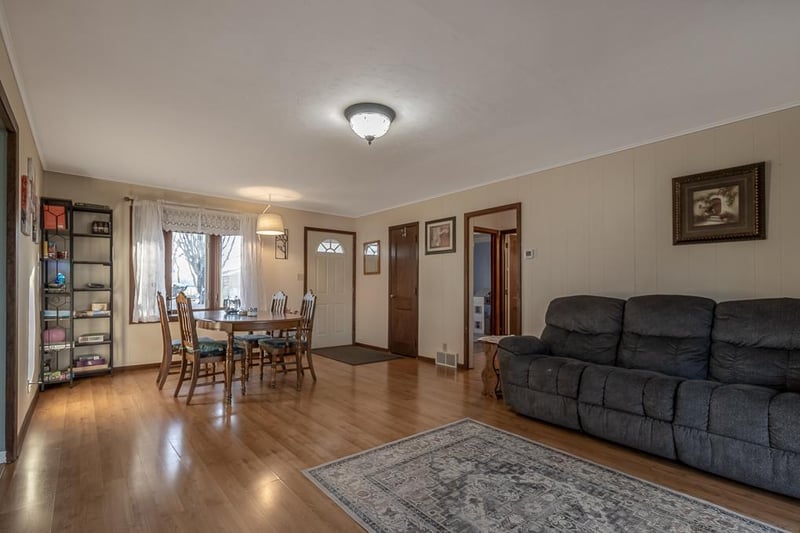 711 E Blue Earth St, Lake Crystal, MN 56055