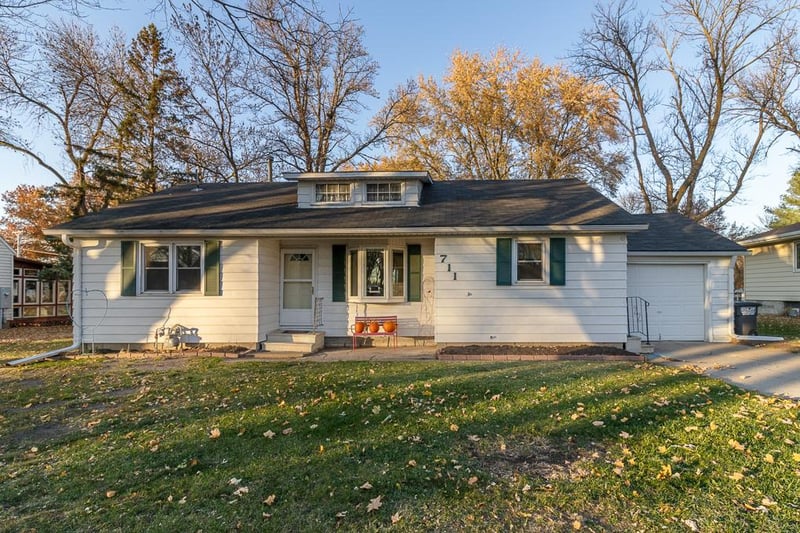 711 E Blue Earth St, Lake Crystal, MN 56055