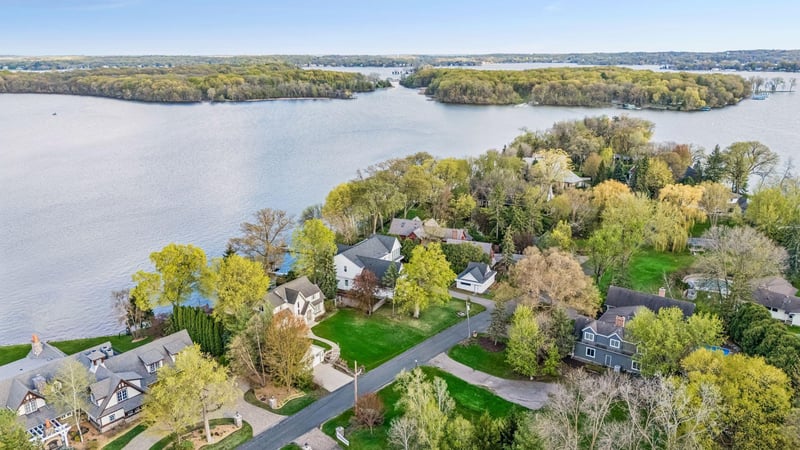 2308 Huntington Point Rd E, Wayzata, MN 55391