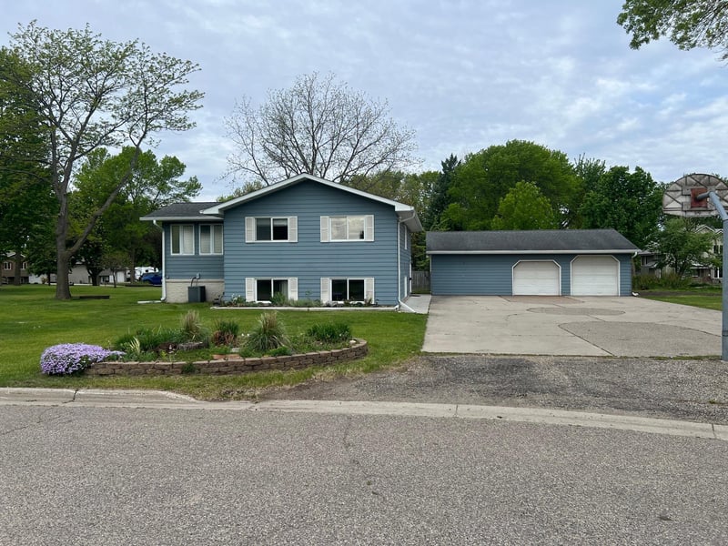 129 Nelson St E, Litchfield, MN 55355