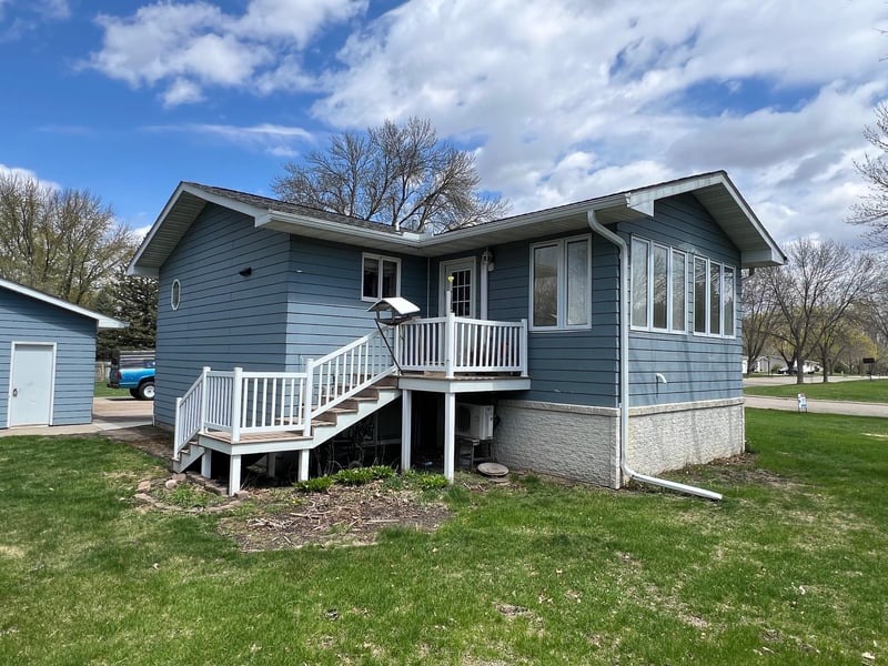 129 Nelson St E, Litchfield, MN 55355