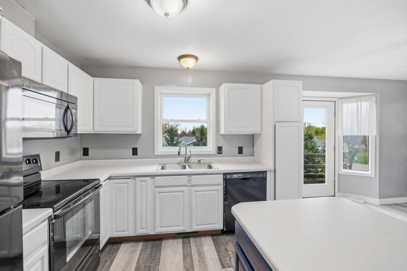 618 Hunter Cir, Winsted, MN 55395