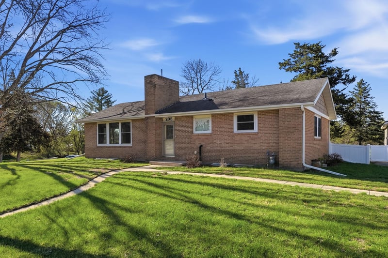 205 1st Ave NW, New London, MN 56273