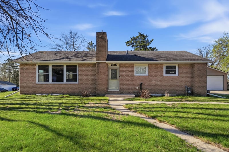 205 1st Ave NW, New London, MN 56273