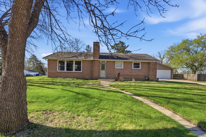 205 1st Ave NW, New London, MN 56273