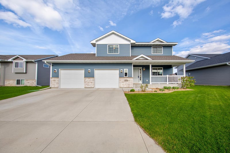 2070 Pratt Cir, Saint Peter, MN 56082