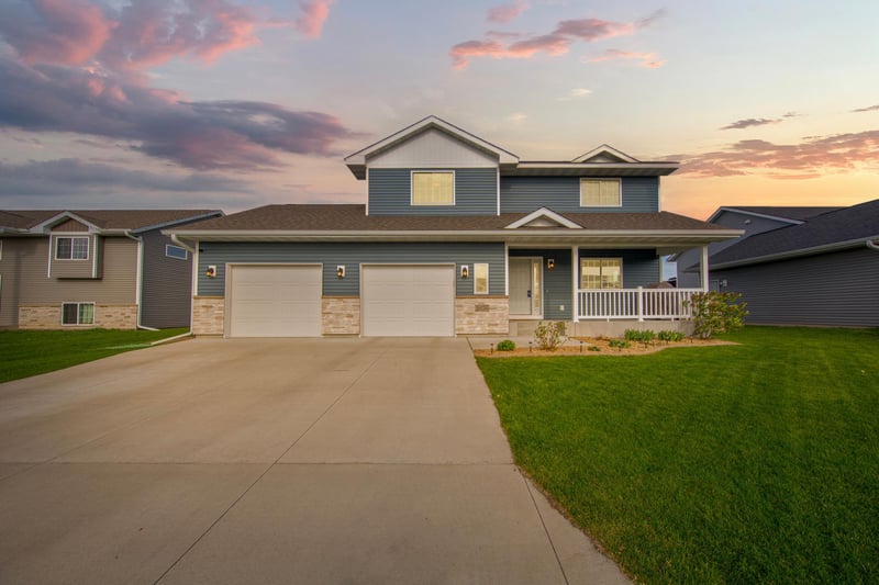 2070 Pratt Cir, Saint Peter, MN 56082