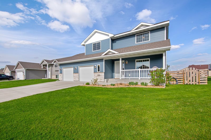 2070 Pratt Cir, Saint Peter, MN 56082