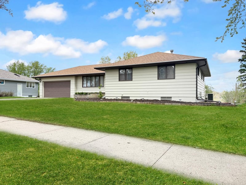 873 S Hampton St, Fairmont, MN 56031