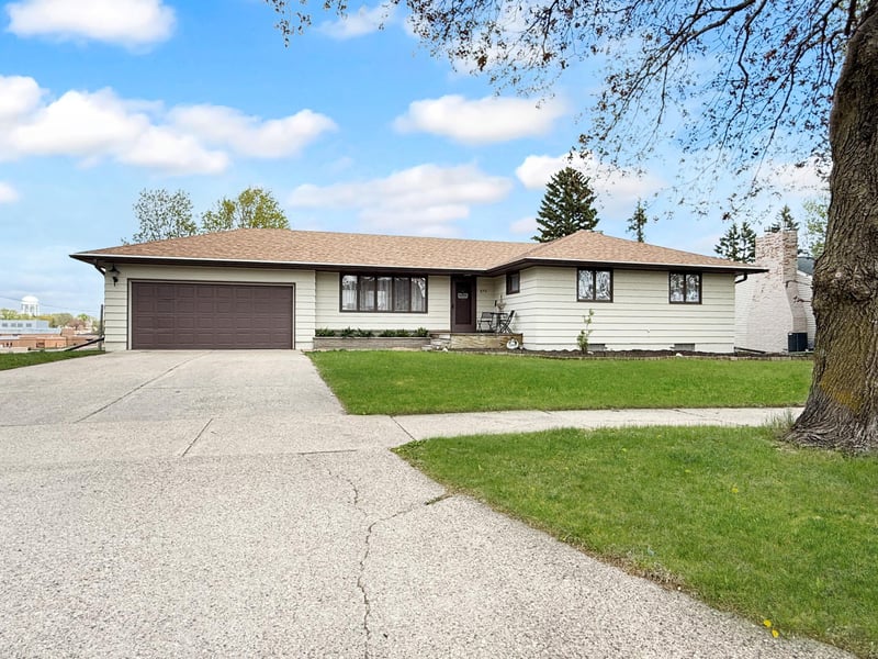 873 S Hampton St, Fairmont, MN 56031