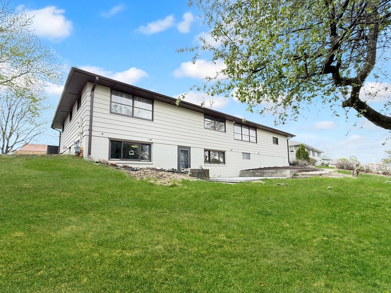 873 S Hampton St, Fairmont, MN 56031