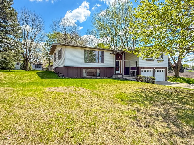923 Summit Dr, Fairmont, MN 56031