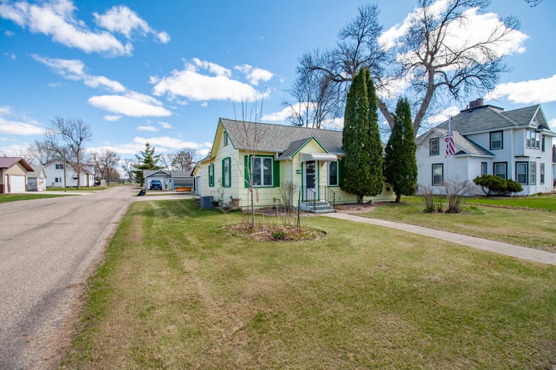 407 Holden Ave, Henning, MN 56551