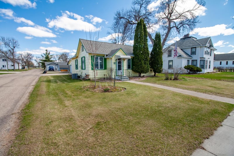 407 Holden Ave, Henning, MN 56551