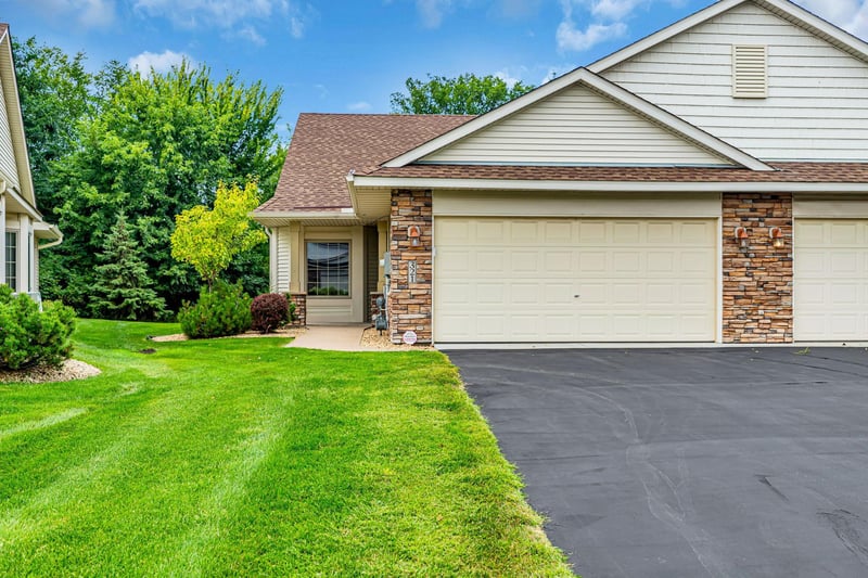 321 Summer Pl E, Maplewood, MN 55117