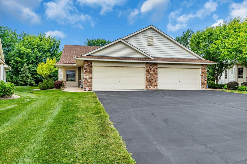 321 Summer Pl E, Maplewood, MN 55117