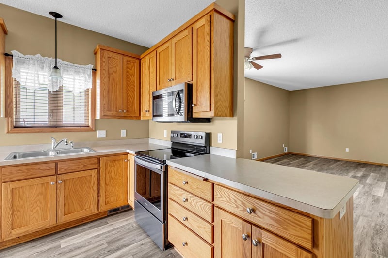 321 Summer Pl E, Maplewood, MN 55117
