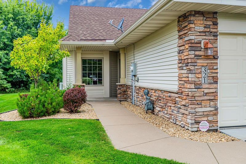 321 Summer Pl E, Maplewood, MN 55117