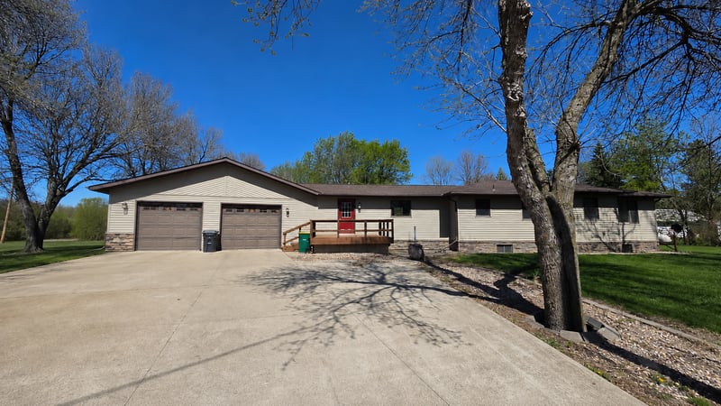 211 13th St, Heron Lake, MN 56137