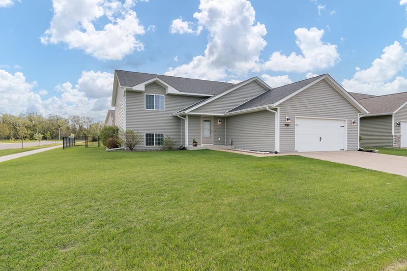 2080 Pratt Cir, Saint Peter, MN 56082